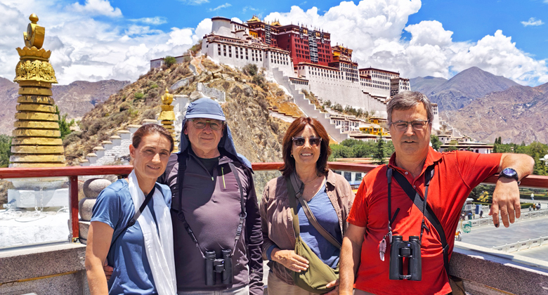 Reisende vor dem Potala-Palast in Lhasa
