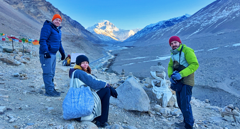 Everest Base Camp im Winter mit klarer Sicht auf den Himalaya
