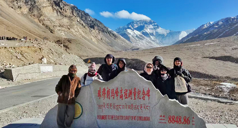 G&auml;ste fotografieren am Everest-Schild beim Everest-Basislager in Tibet im Winter