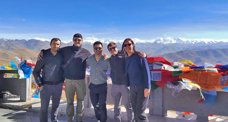 Reisegruppe am Gawula-Pass mit Blick auf den Himalaya