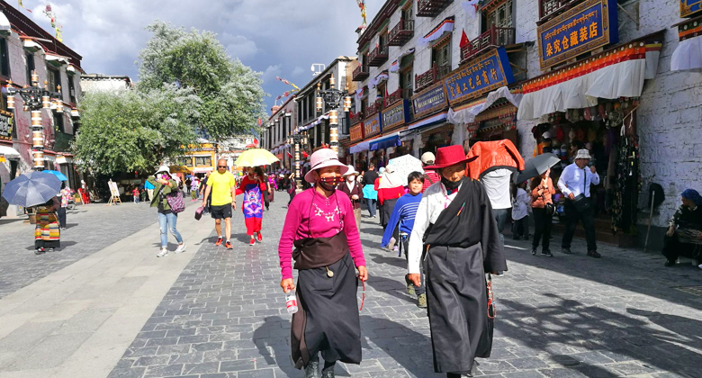 Tibetische Pilger beim Kora-Rundgang um den Jokhang-Tempel
