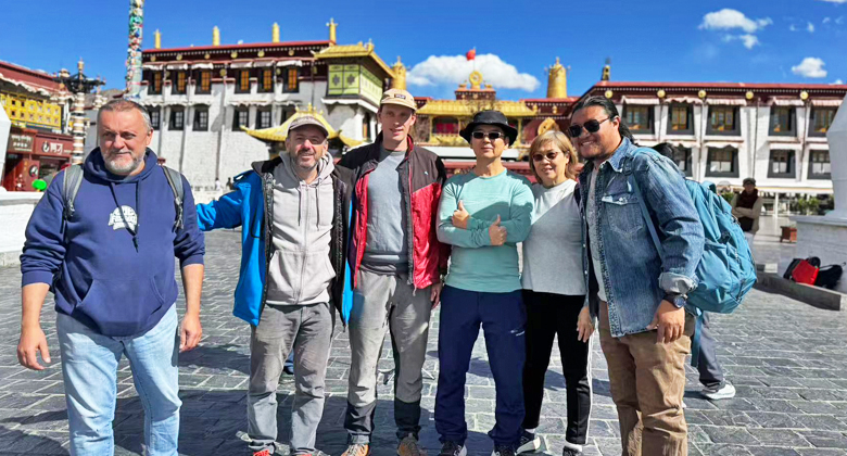 Reisegruppe mit lokalem Guide am Jokhang-Tempel