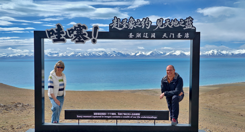 Reisende am Namtso-See mit Blick auf die Berge