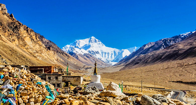 Panoramablick auf den Mount Everest vom Rongbuk-Kloster in Tibet