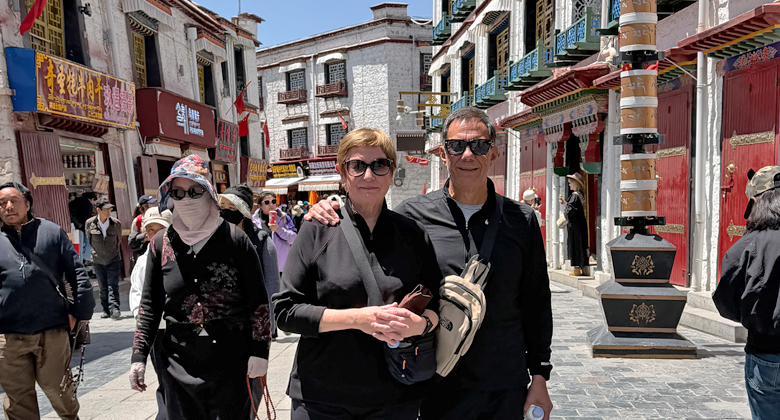 Reisende auf der Barkhor-Stra&szlig;e in Lhasa