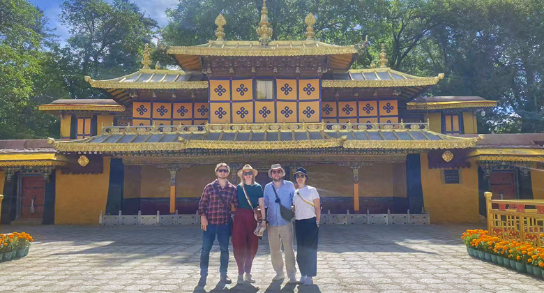 Reisende vor dem Norbulingka in Lhasa