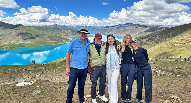 Reisende am Yamdrok-See in Tibet