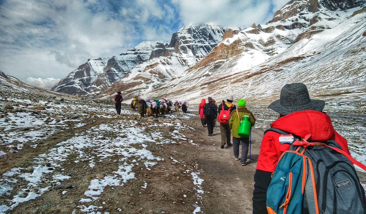 Reisende auf der verschneiten Kora-Route rund um den Mount Kailash
