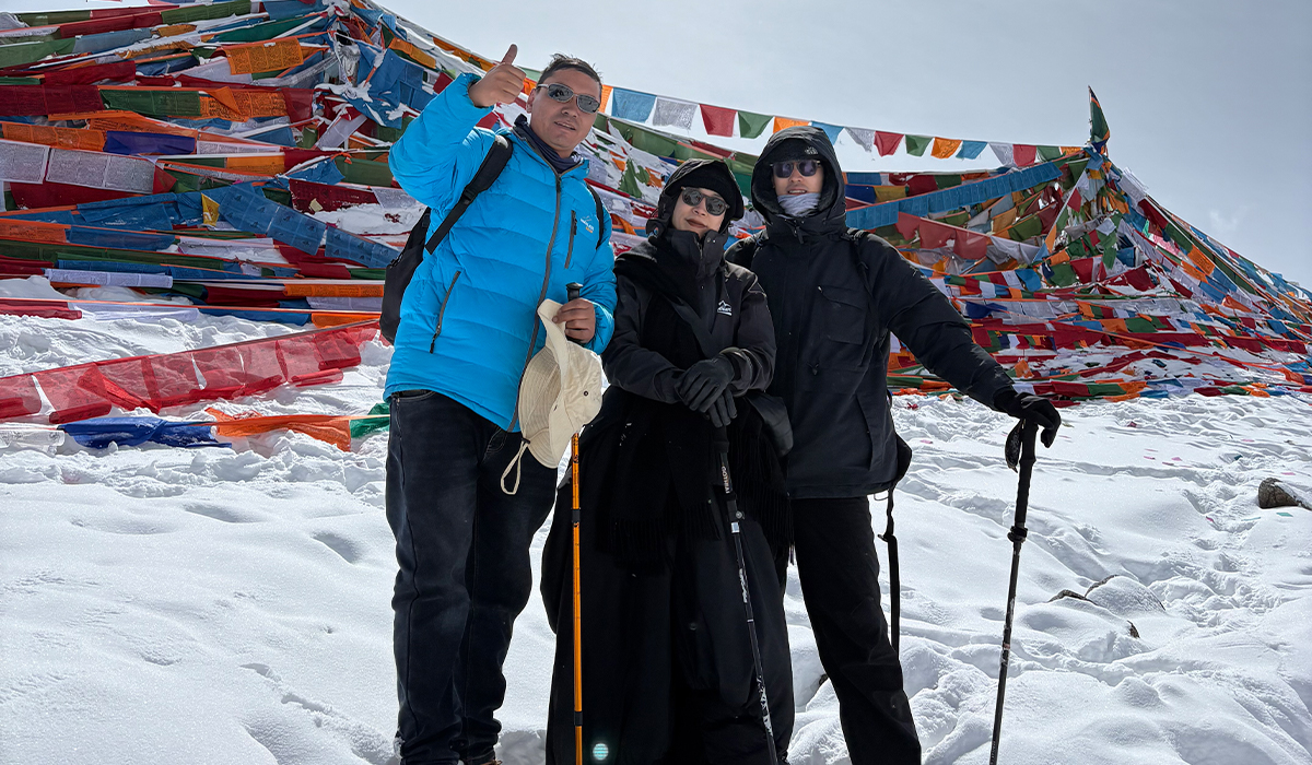 Reisende auf der verschneiten Kora rund um den Mount Kailash