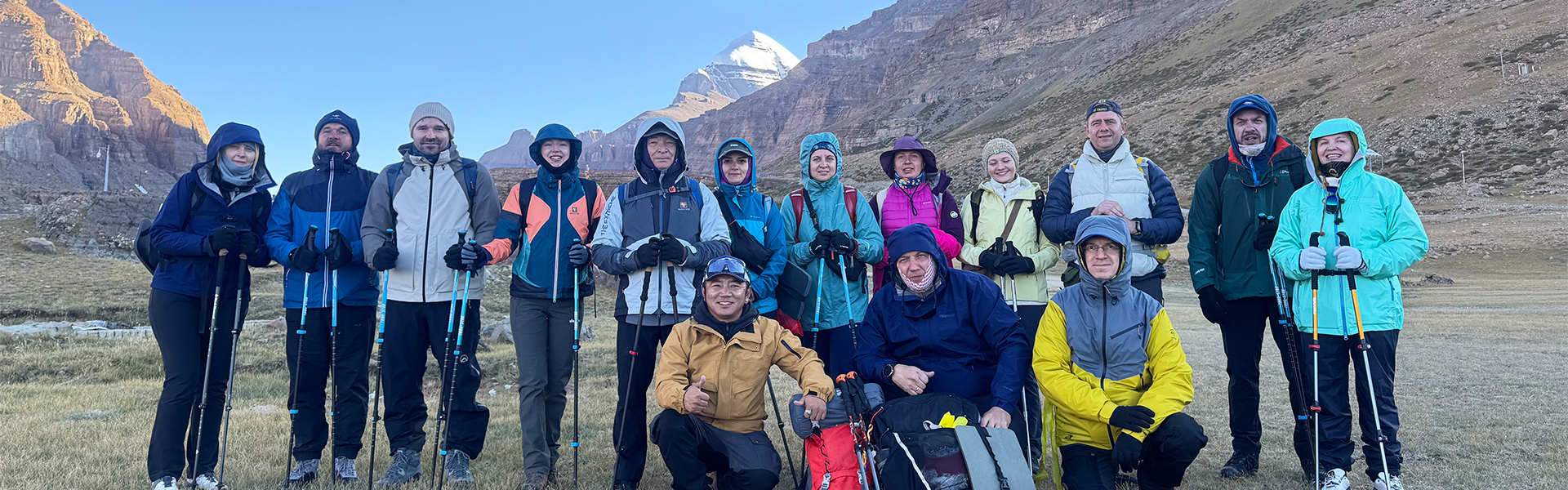 Reisegruppe beim Trekking am Mount Kailash in Tibet