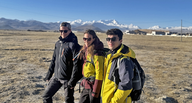 Trekking in Tibet bei klarem Wetter mit Blick auf die Himalaya-Berge