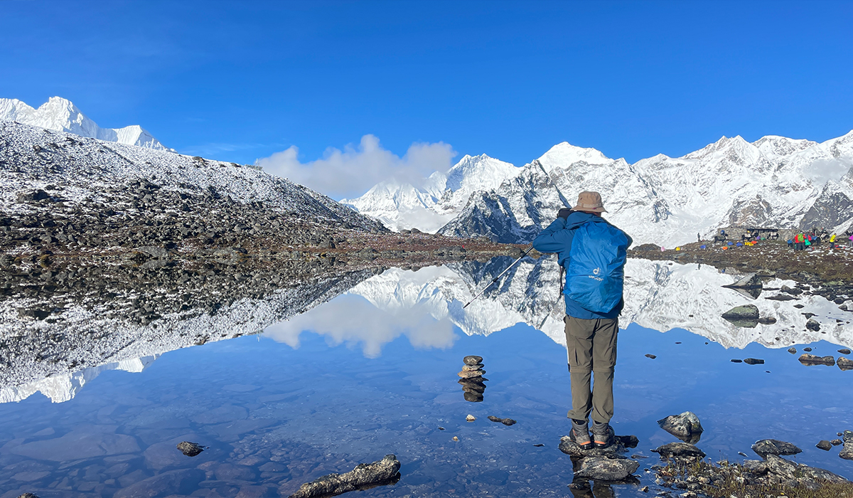 Reisender beim Trekking an der Ostwand des Mount Everest