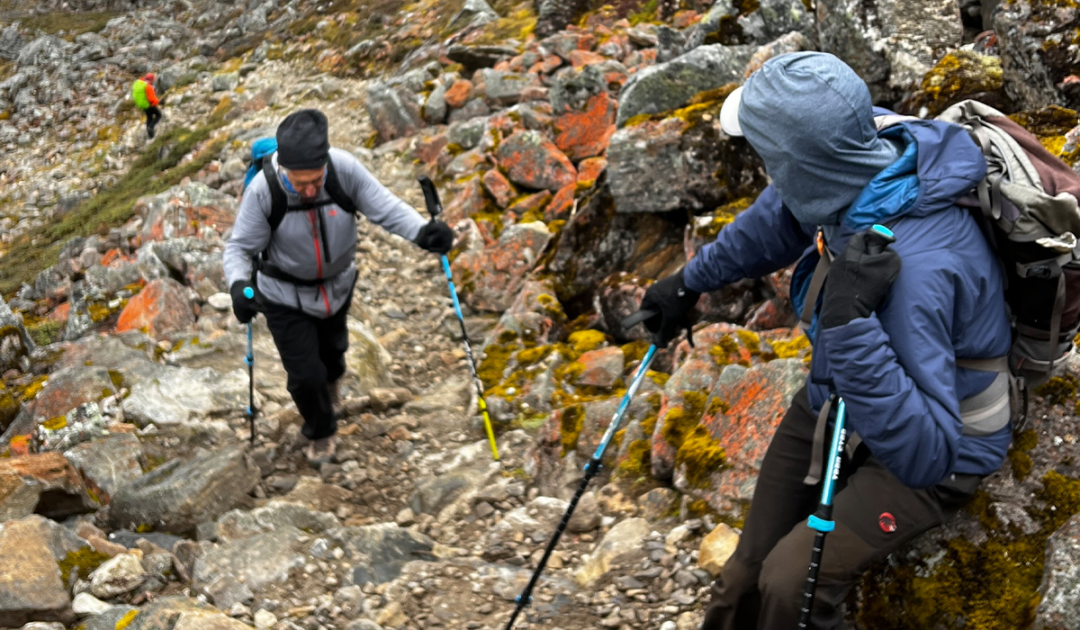 Reisende beim Ganden-Samye-Trekking auf einem felsigen Hochgebirgspass