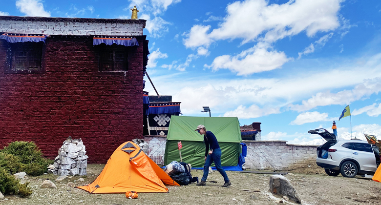 Gep&auml;cktransport mit Yaks bei einer Trekkingtour in Tibet
