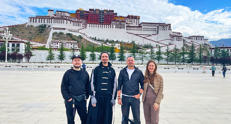 Reisende bei der H&ouml;henanpassung in Lhasa vor einer Trekkingtour in Tibet