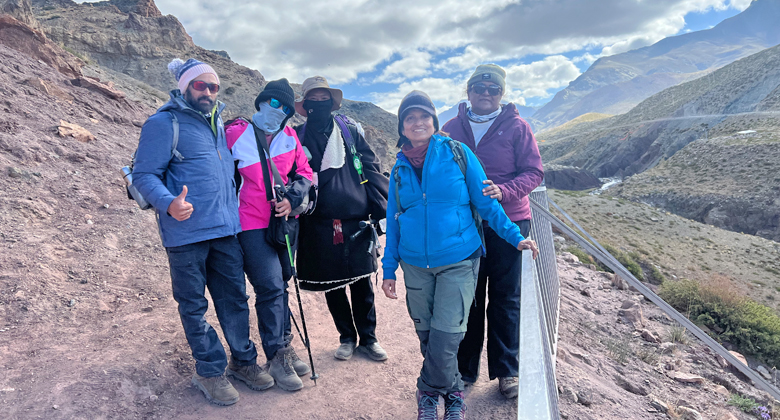 Reisende mit geeigneter Kleidung beim Trekking in Tibet