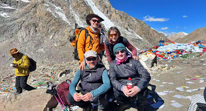 Reisender mit leichtem Tagesrucksack beim Trekking in Tibet