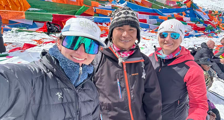 Tibetischer Trekking-Guide begleitet Reisende beim Trekking in Tibet