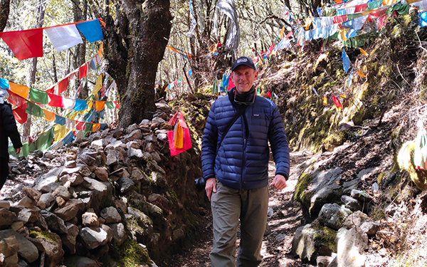 Trekking durch die Berglandschaft von Nyingchi in Osttibet