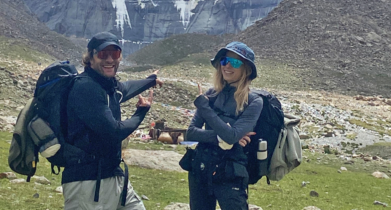 Reisende mit Tagesrucks&auml;cken auf einer Trekkingroute in Tibet