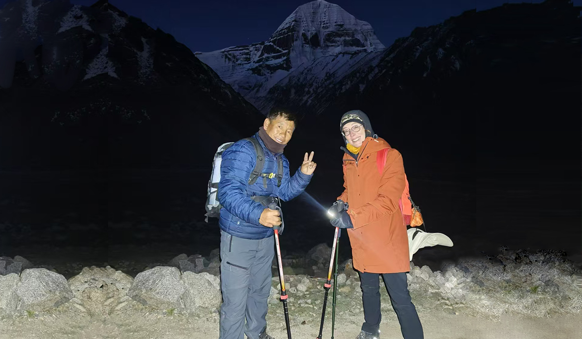 Reisende bei einer n&auml;chtlichen Pilgerwanderung am Mount Kailash