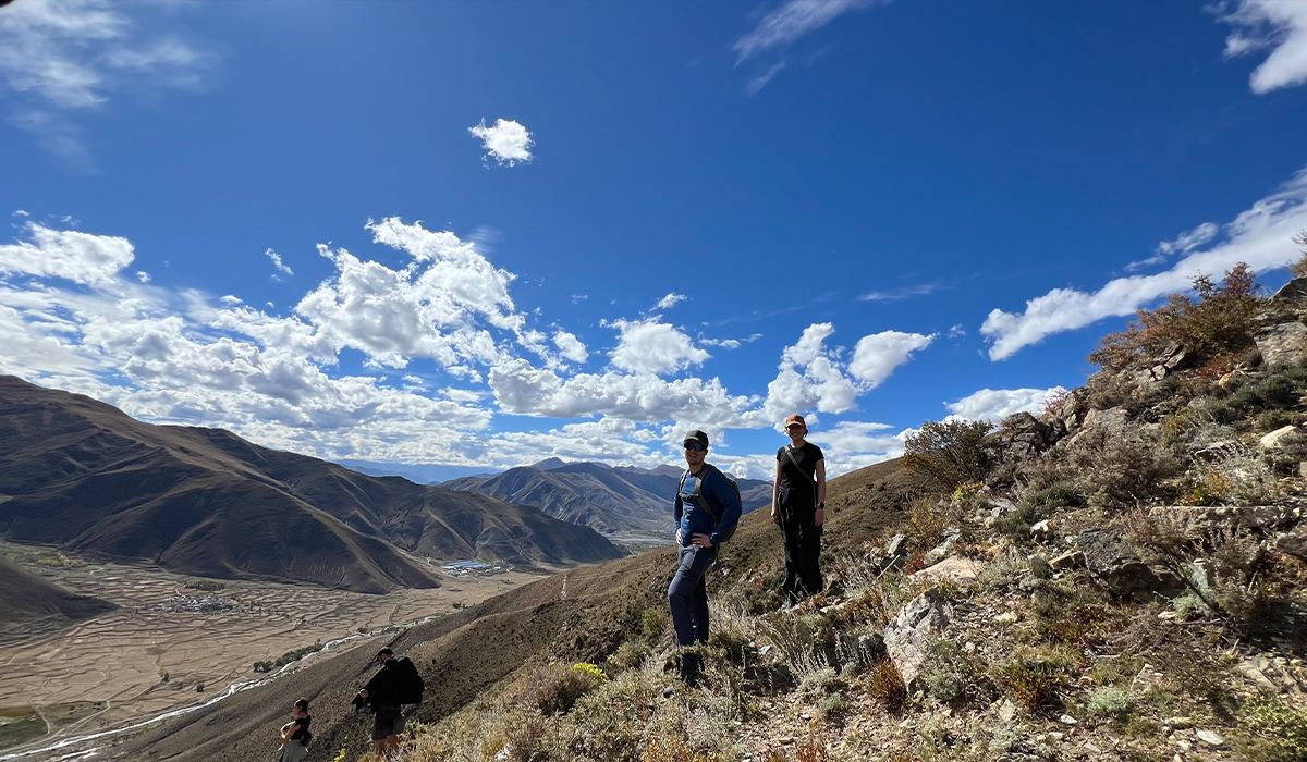 Reisende beim Trekking in Shannan in Tibet
