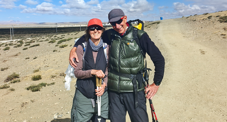 Reisende mit Sonnen- und Wetterschutz beim Trekking in Tibet