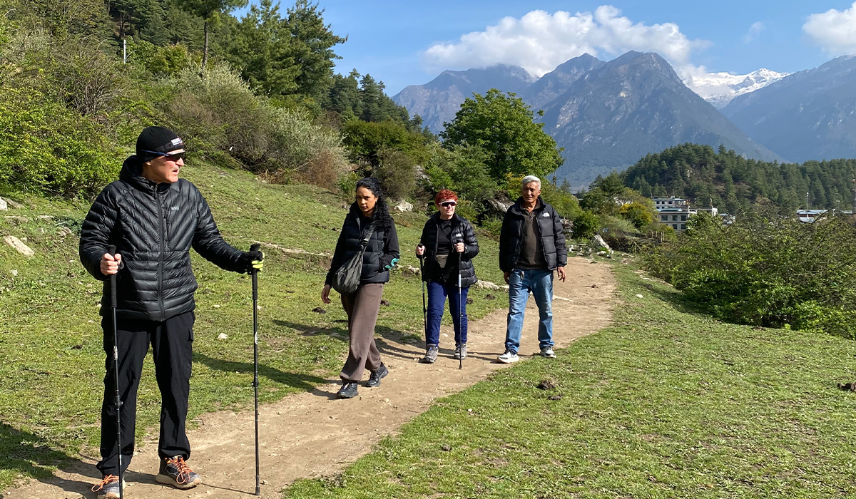 Reisende beim Trekking durch das gr&uuml;ne Gyirong-Tal in Tibet