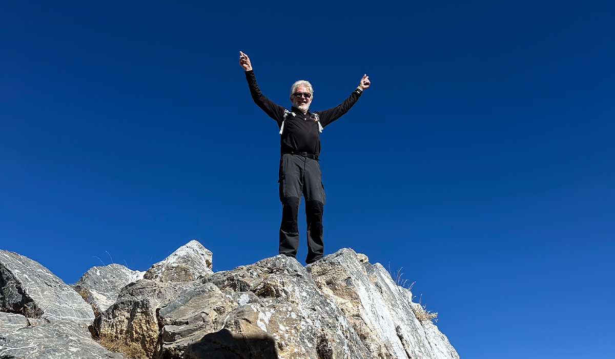 Wanderer beim Trekking in den Bergen Tibets