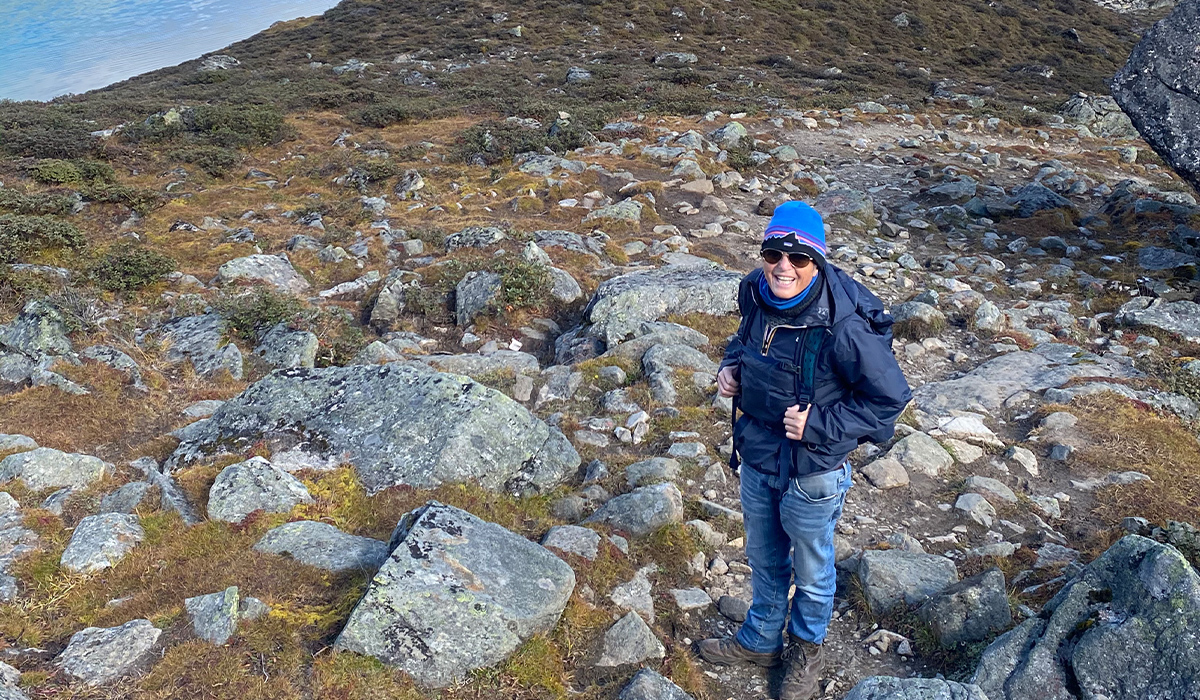 Wanderin beim Trekking auf einem felsigen Bergweg in Tibet