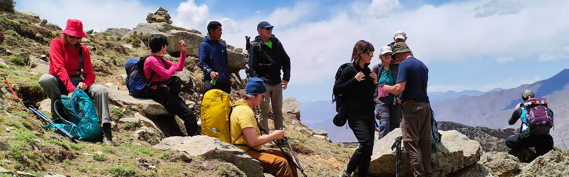 Reisegruppe beim Trekking in der tibetischen Berglandschaft