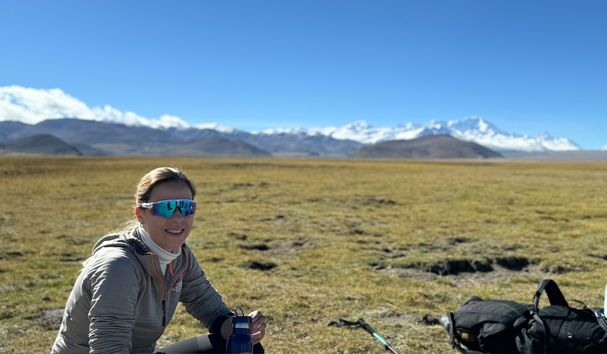 Wanderin beim Trekking auf der Tingri-Hochebene in Tibet