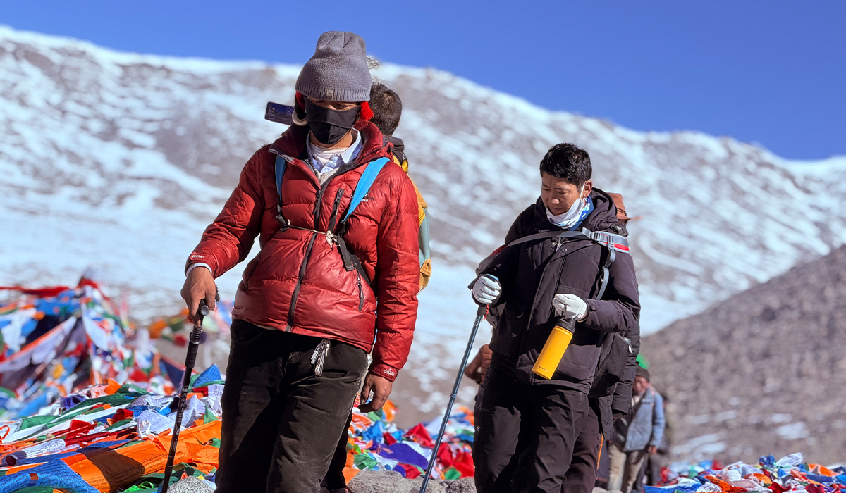 Reisende beim Trekking am Mount Kailash auf einer verschneiten Hochgebirgsroute