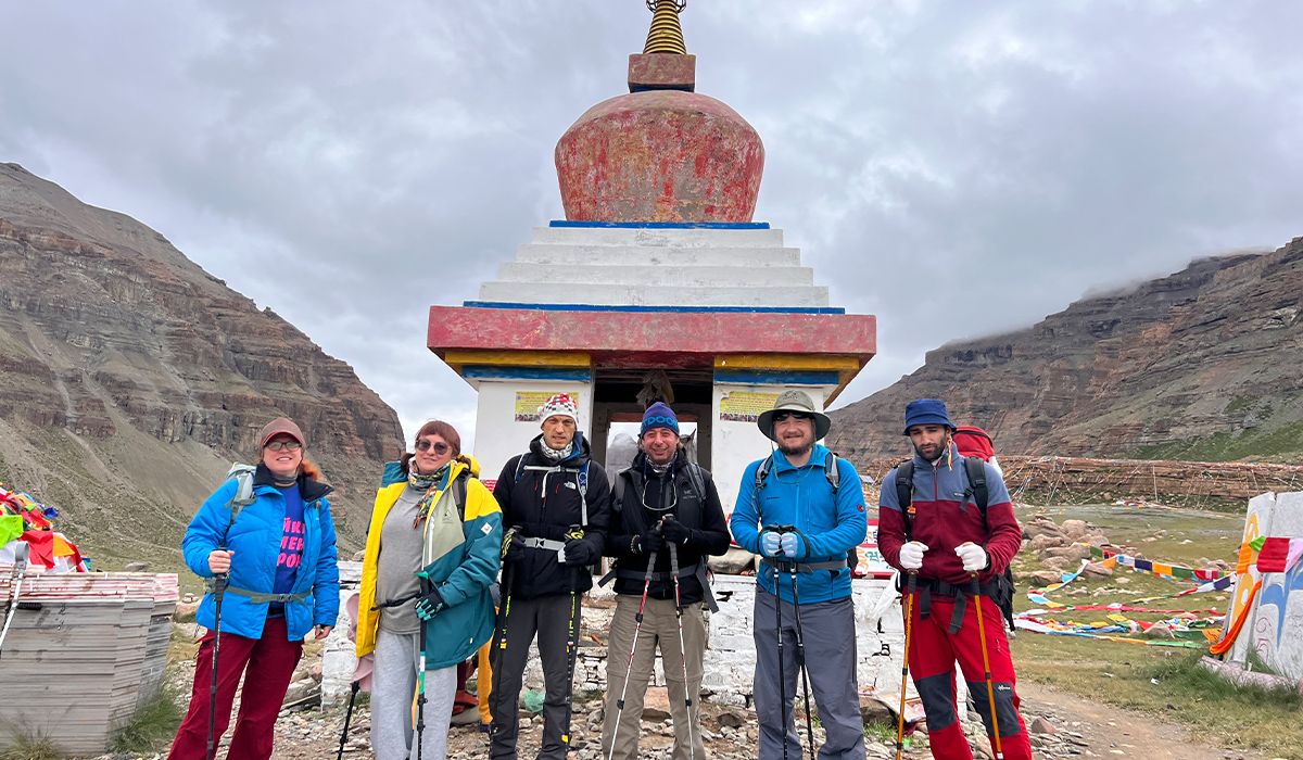 Reisegruppe beim Trekking am Mount Kailash in Tibet