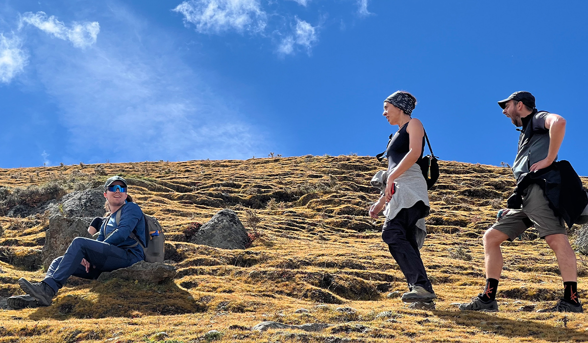 Reisende beim Trekking durch die Berglandschaft Tibets
