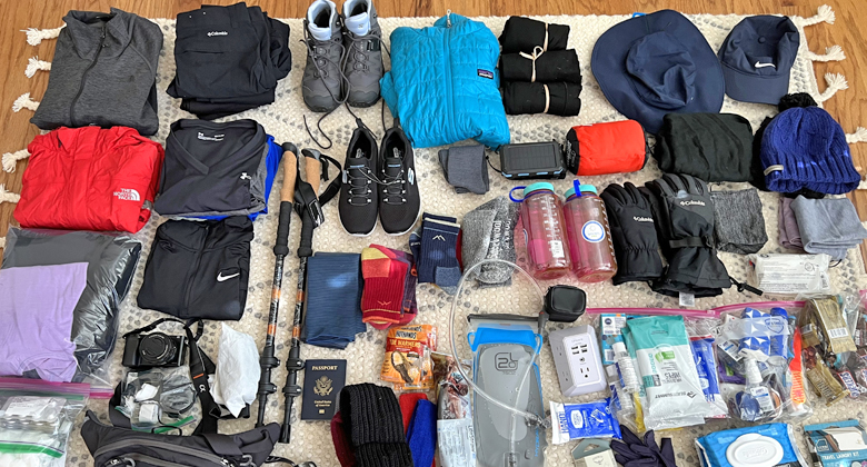 Gep&auml;ck und Ausr&uuml;stung vor einer Trekkingtour in Tibet