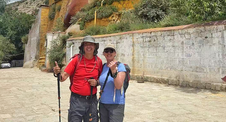 Reisende bereiten ihre Ausr&uuml;stung vor einer Trekkingtour in Tibet vor