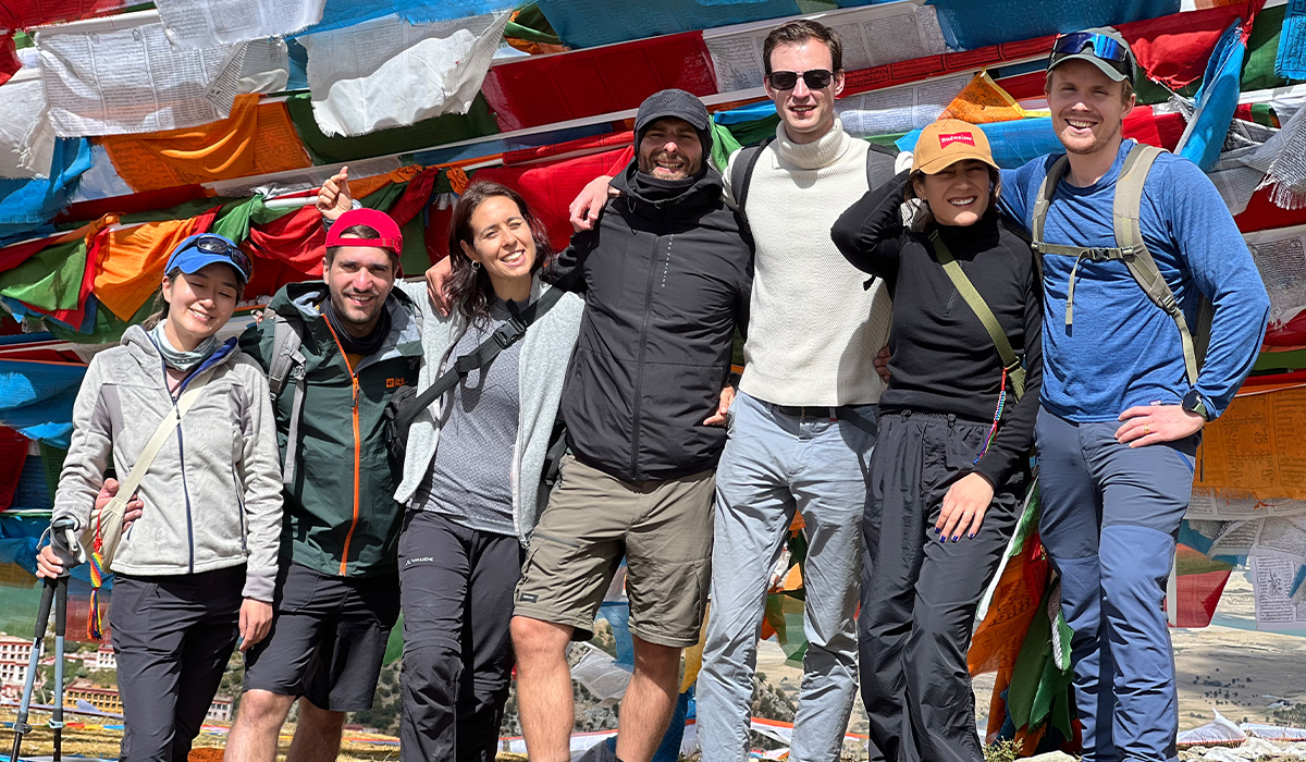 Reisende beim Wandern am Ganden-Kloster in Tibet