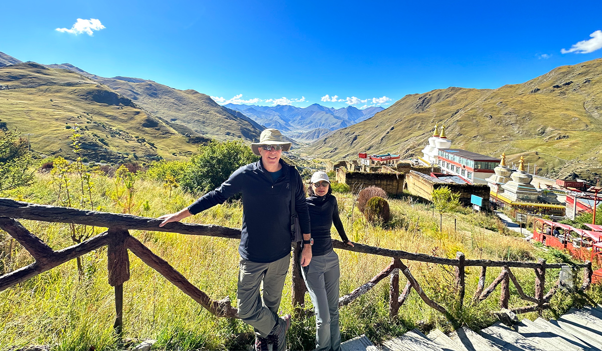 Reisende bei einer Wanderung zu einem Kloster nahe Lhasa