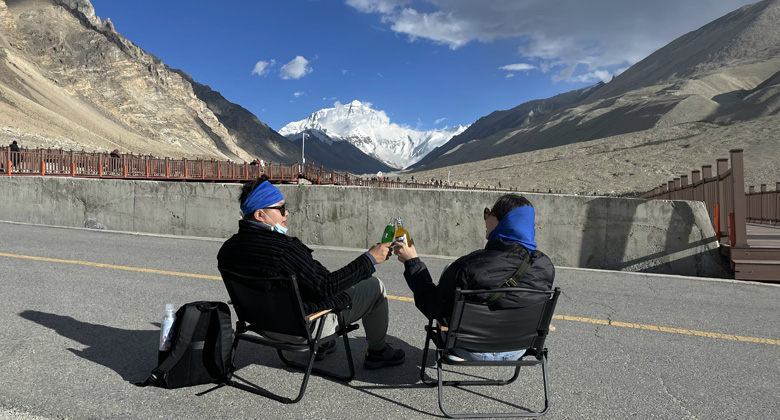 Unsere Gäste genießen den blauen Himmel und die atemberaubende Aussicht auf den Mount Everest am Everest Base Camp