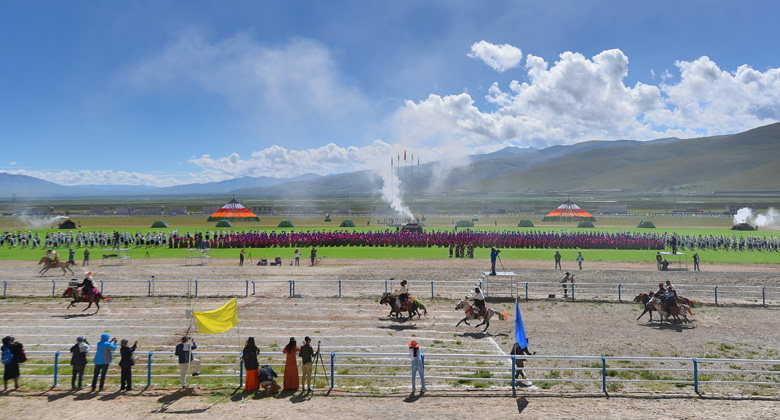 Pferderennen-Festival in Damxung im Sommer