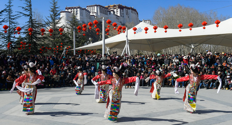 Einheimische feiern Losar  in Lhasa