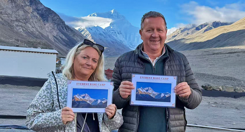 Reisende in warmer Kleidung am Everest Base Camp