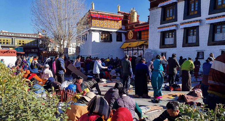 Tibetanische Pilger im Winter rund um den Jokhang-Tempel