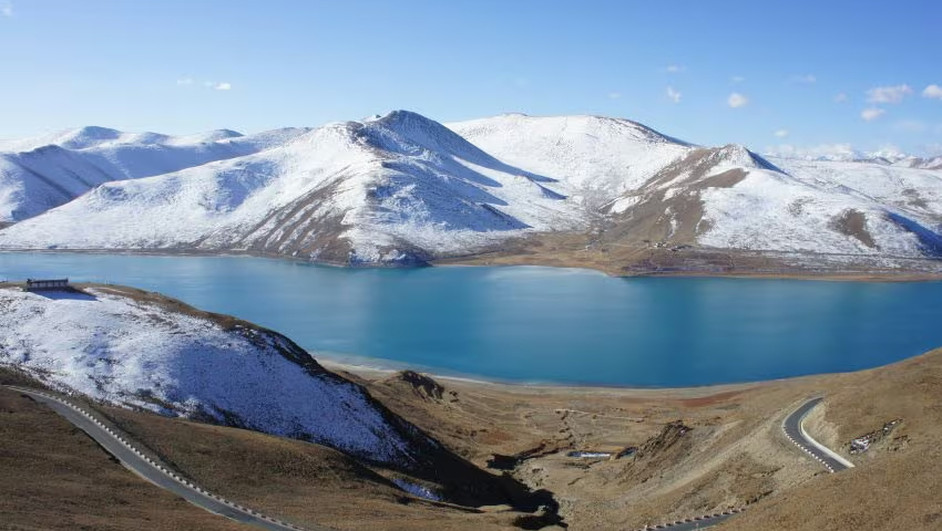 Yamdrok-See im Winter vom Gampala-Pass aus gesehen in Tibet
