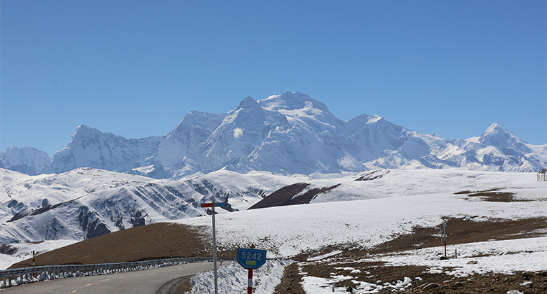 Friendship Highway in Tibet mit Himalaya Landschaft w&auml;hrend einer Tibet Reise