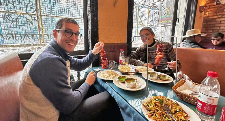 Namaste Restaurant gegen&uuml;ber dem Jokhang Tempel in Lhasa