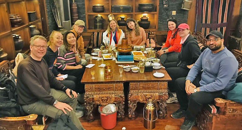Reisegruppe genie&szlig;t tibetische K&uuml;che in einem Restaurant in Lhasa