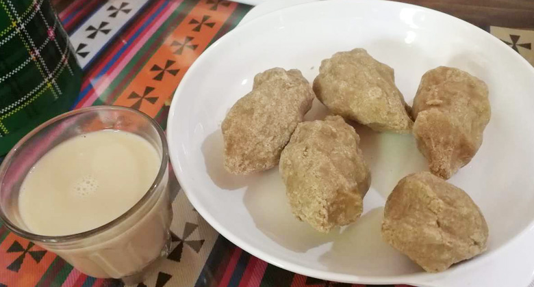 Tibetischer Buttertee und Tsampa