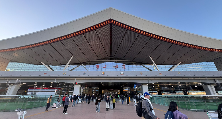 Der Flughafen in Lhasa vor der Weiterreise durch China